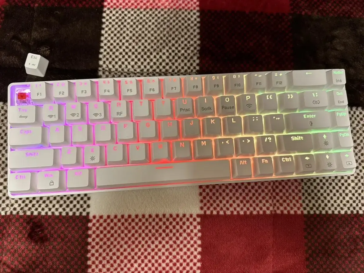 k685t rgb 화이트